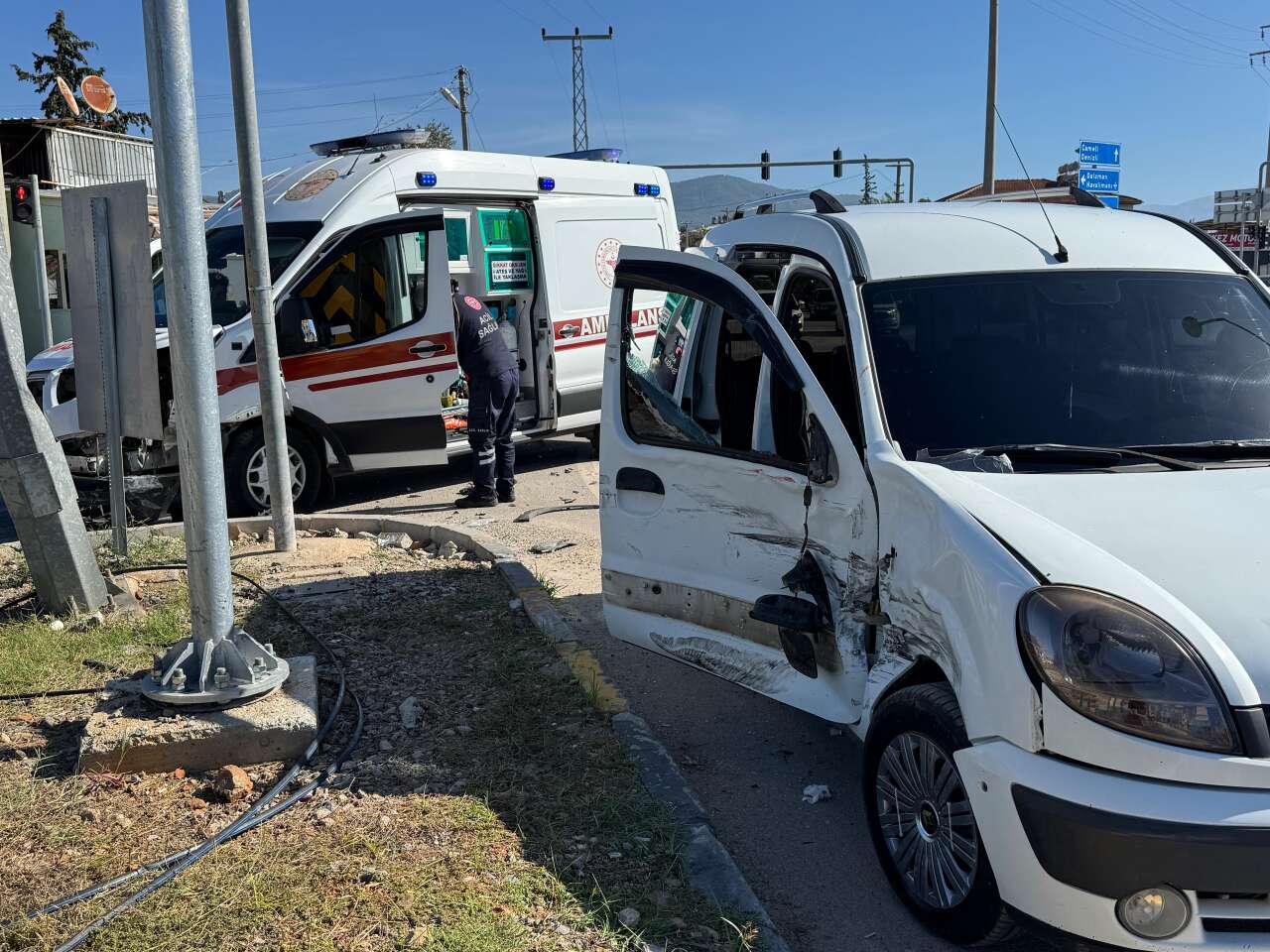 Muğla’da Ambulansla Hafif Ticari Araç Çarpıştı: 2 Yaralı 1